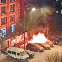 民眾在屋苑放煙花時意外燃着車輛。（互聯網圖片）