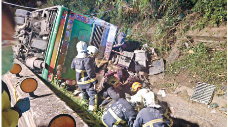 旅遊巴在轉彎時失事翻側，車上乘客被困，消防員到場救人。