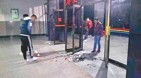 教學樓玻璃門被學生逼爆，玻璃碎散一地。
