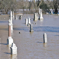 洪水淹浸附近墳場。