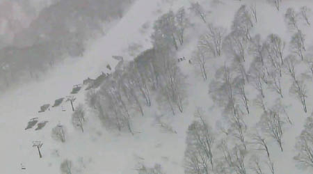 長野縣滑雪場發生雪崩。（電視畫面）