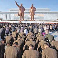 金正男多次公開批評北韓政權世襲。圖為平壤的金正日及金日成銅像。