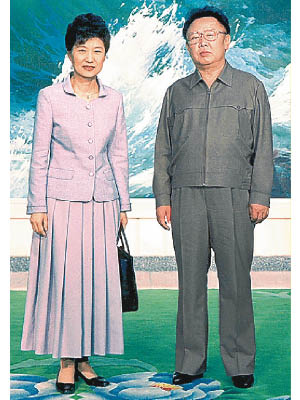 朴槿惠（左）早年曾訪問北韓，與金正日（右）會談。（資料圖片）