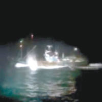 有中國漁船遭子彈擊中。（互聯網圖片）