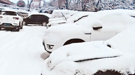 新疆阿勒泰地區受冷空氣影響下雪，市內白茫茫一片。