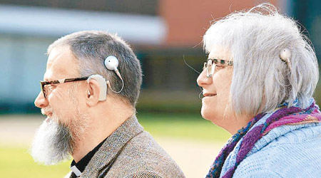 植入人工耳蝸後，夫婦二人終於聽到彼此的聲音。（互聯網圖片）