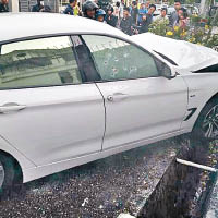 房車撞向路邊，車窗遍布彈孔。