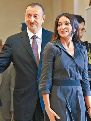 阿塞拜疆總統阿利耶夫（左）、妻子梅赫里班（右）。
