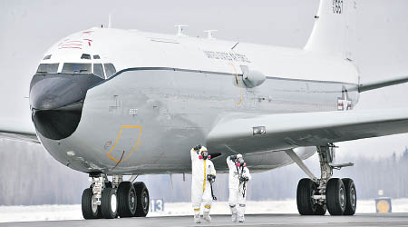 傳美國派出WC-135偵察機到歐洲。