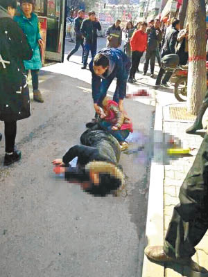 陝西<br>一對母女被男子當街狂斬。（互聯網圖片）
