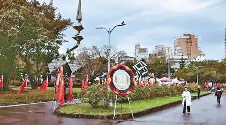 台北228和平公園出現五星紅旗。（互聯網圖片）