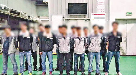 廣州一家電子廠工人被要求分排「罰企」。（互聯網圖片）