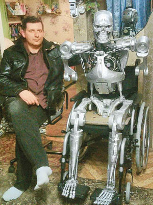 奧西波維奇（左）打造的機械人四肢不能活動，只好坐輪椅。（互聯網圖片）