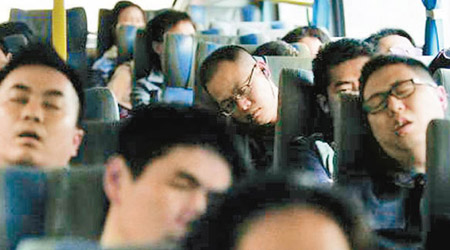 打工仔每日疲於奔命跨城上班，在長途巴士上爭取時間休息。（互聯網圖片）