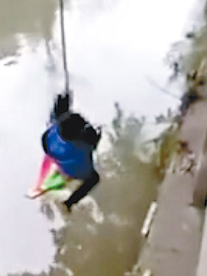 該名父親用繩綁起兒子吊到河面。（互聯網圖片）