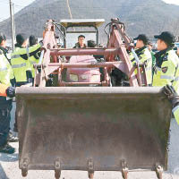 反對薩德的民眾出動剷泥車抗議。（互聯網圖片）