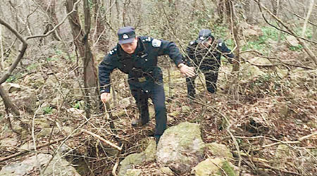 警方接報後上山尋找陳姓老翁的骸骨。（互聯網圖片）