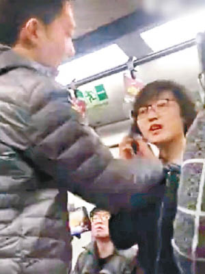 北京地鐵男乘客推撞推廣女子。（互聯網圖片）