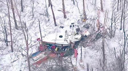 警方在山上發現直升機的殘骸。（日本電視畫面）