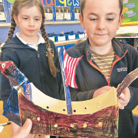 學生合力製作維京小紙船。