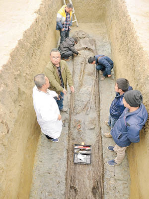 考古人員視察發掘現場。