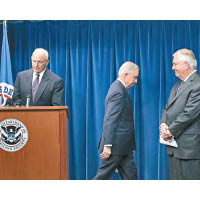國土安全部長凱利（左）、司法部長塞申斯（中）及國務卿蒂勒森（右）在記者會上介紹新禁令。