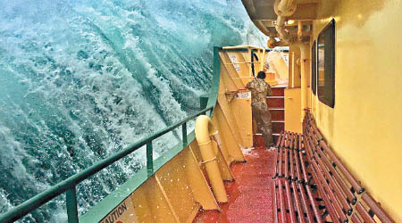 悉尼一艘渡輪橫越港口時遇上巨浪。（互聯網圖片）