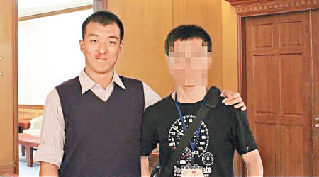 周泓旭（左）五年前參觀台灣立法院時所攝照片。
