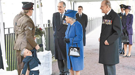 倫恩（左下）扭計，英女王只能呆等。