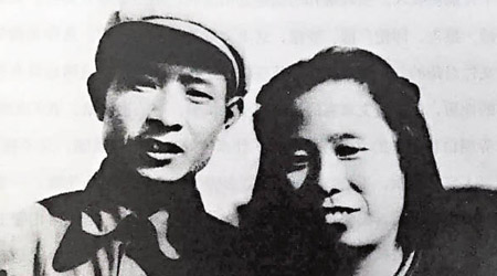 胡耀邦（左）與李昭年輕時的合照。（黑白資料圖片）