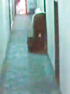 疑兇拖疑內有屍體的行李箱離開酒店房。（互聯網圖片）