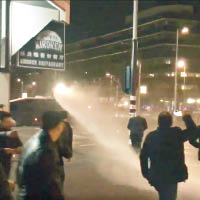 荷蘭警方出動水炮驅散示威者。（互聯網圖片）