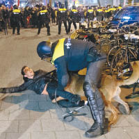 荷蘭<br>有示威者被警犬噬咬。