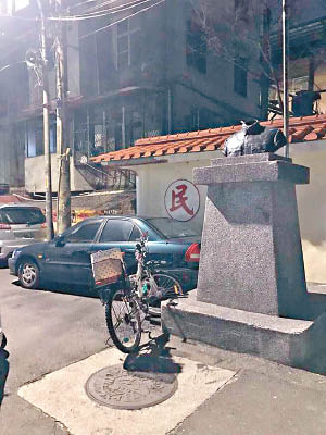 蔣介石雕像頭部被斬。（中時電子報圖片）