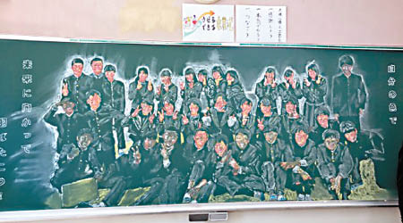老師在黑板上作畫贈學生。（互聯網圖片）