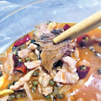 網民在水煮肉片中發現疑似老鼠皮。