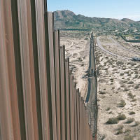 政府規定圍牆必須融入當地風貌。（資料圖片）