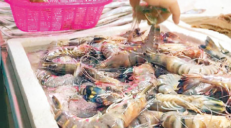 商家在蝦中注膠以黏合蝦頭和蝦身，令賣相更佳。（互聯網圖片）
