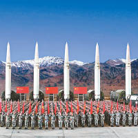 解放軍近年經常舉行訓練。圖為裝備多款導彈的火箭軍。