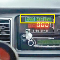 深圳有的士司機加裝遙控器增加里程（黃框示）。