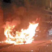 示威者焚燒車輛。（互聯網圖片）