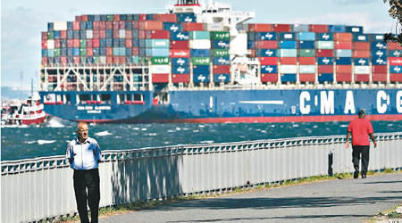 中美貿易分歧成為兩國協商重點，圖為運送中國貨品進入美國的貨輪。
