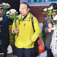 有民眾手持花束慶祝朴槿惠被收押。（互聯網圖片）