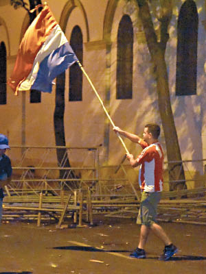 有示威者高舉國旗，反對卡特斯角逐連任。