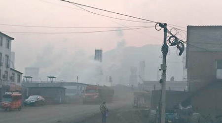 河北省不少工廠違規排污，加劇霧霾。