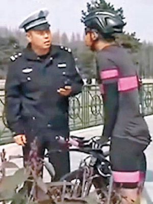 一名男子因騎單車超速而吃罰單。