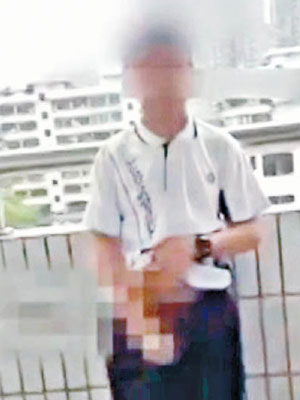 男學生被迫脫褲露下體。（互聯網圖片）