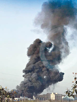 涉事倉庫爆炸後，濃煙沖上半空。（互聯網圖片）