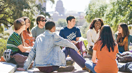 德州大學奧斯汀分校公布一張多種族學生合照，強調種族多元。（德州大學圖片）