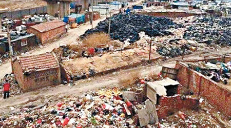 天津北辰區的「垃圾村」內，化工廢料堆積如山。（互聯網圖片）